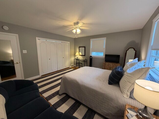 Building Photo - 33 N Gladstone Ave