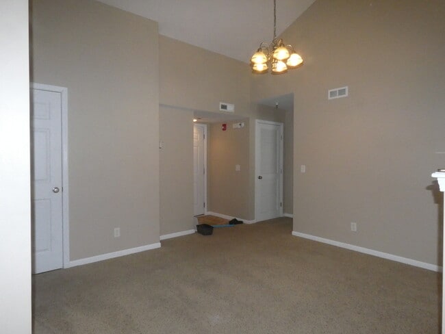 Building Photo - Beautiful Condo in North Kansas City School District!