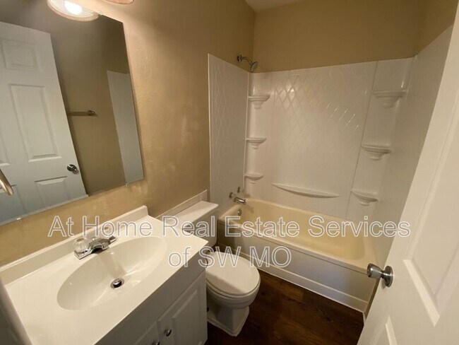 Building Photo - 1222 N Farmer Ave