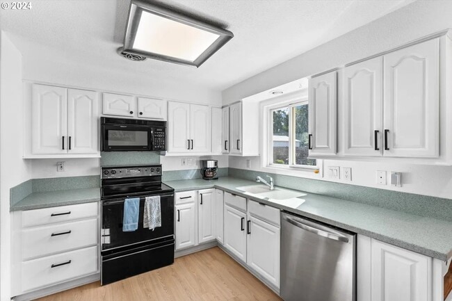 Building Photo - 18450 SW Deline St