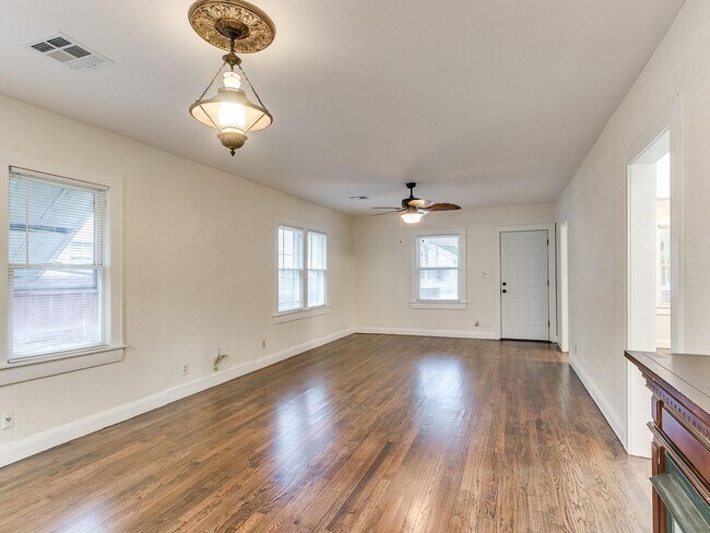 Building Photo - 3 Bedroom 1 Bath home in Shawnee!