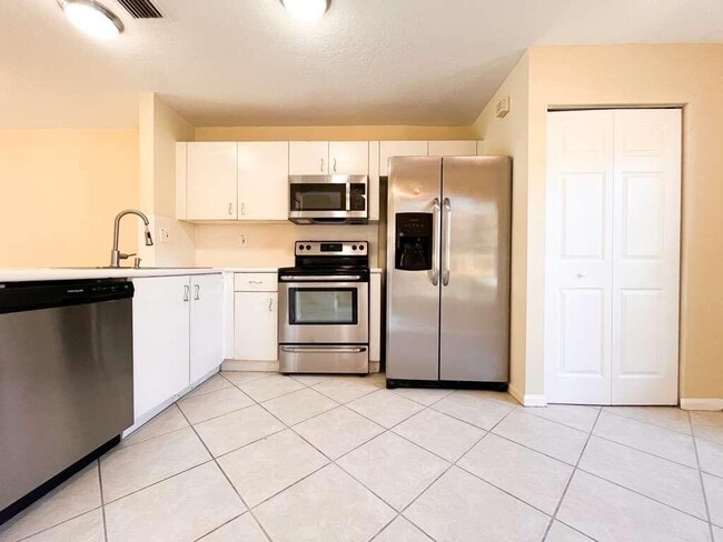 Building Photo - 861 Summit Lake Dr