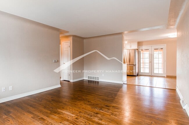 Building Photo - 1/2 Duplex with Central AC and Fenced Yard