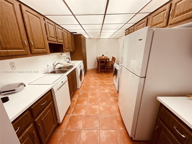Building Photo - 1121 Crandon Blvd