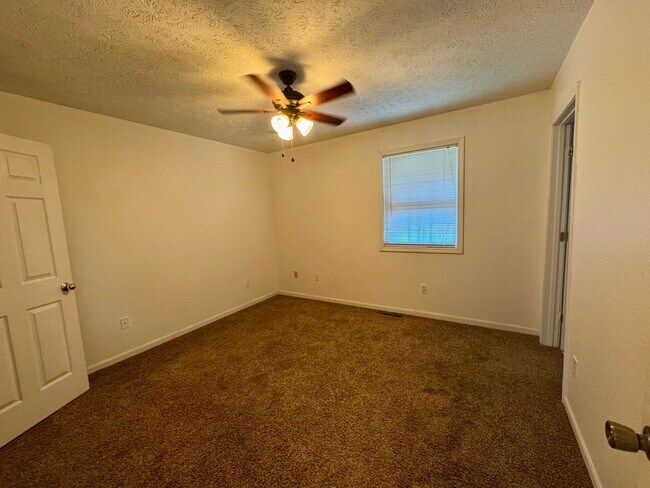 Building Photo - For Rent in St. Robert, MO – Spacious 4 Be...