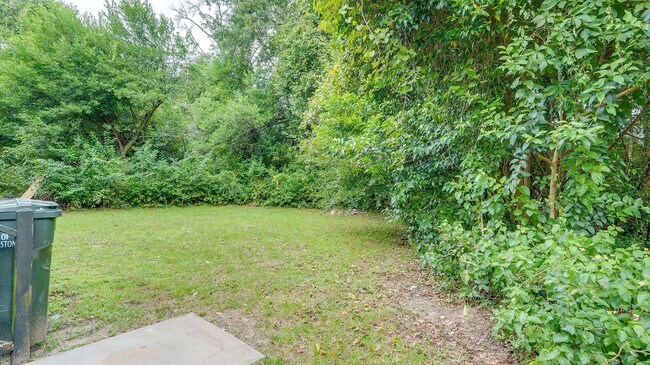 Building Photo - 3 Bedroom 1 Bath Townhouse in Wagener Terrace - Charleston Peninsula