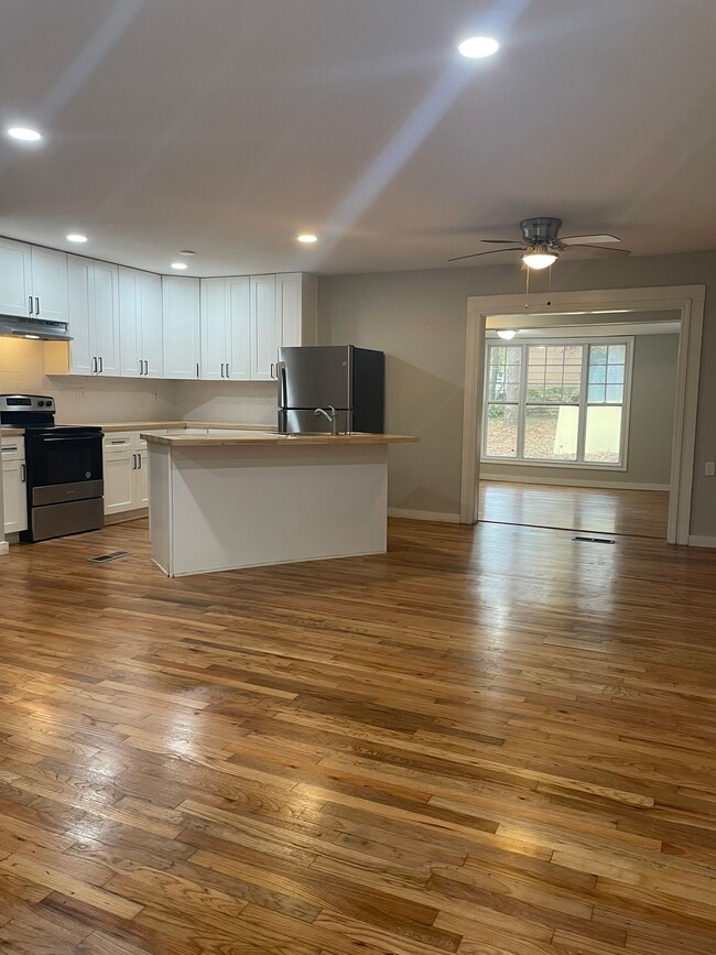 Building Photo - 611 Inglewood Dr