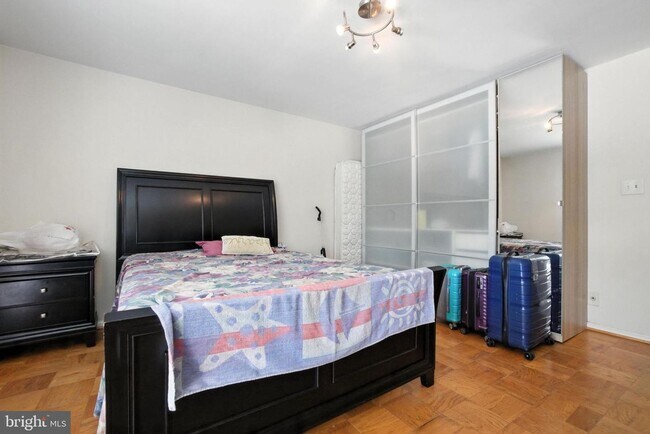 Building Photo - Welcome home to this beautifully updated 3...