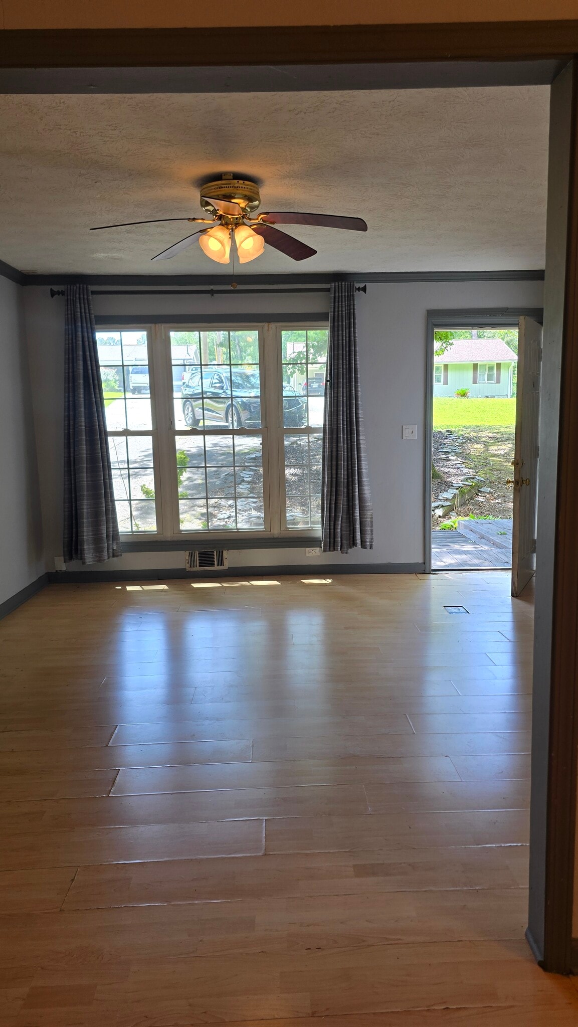 Building Photo - 404 Hemlock Dr