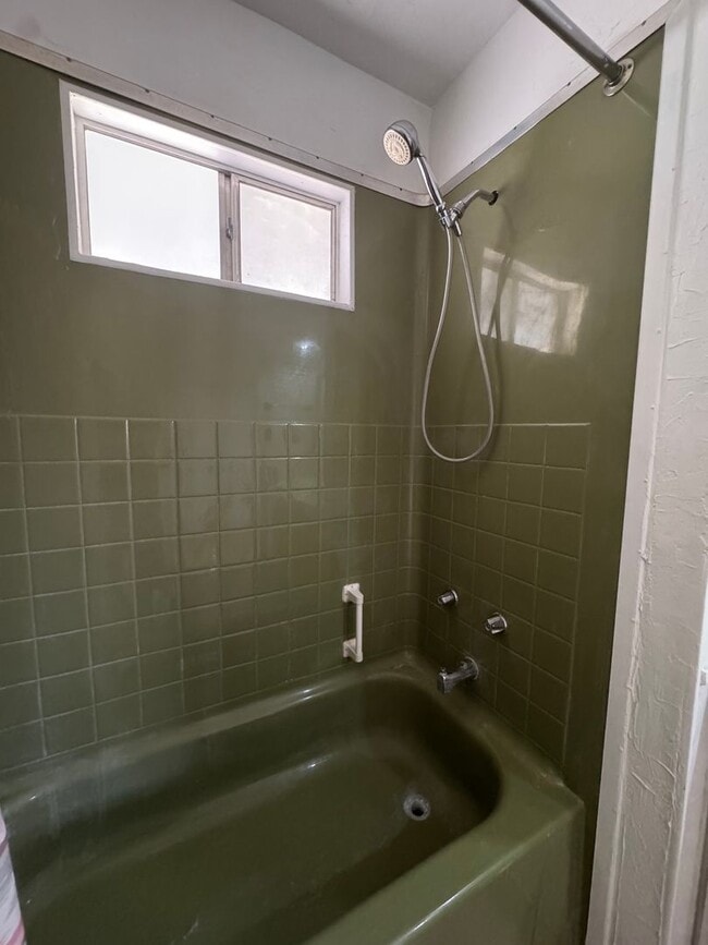 Building Photo - Spacious Rental in Bullhead City