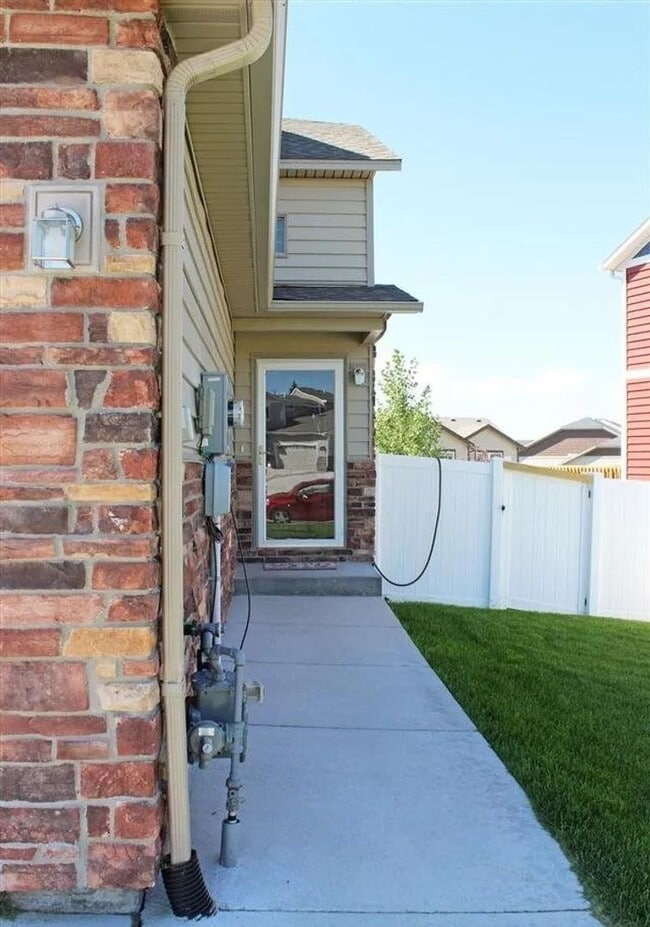 Building Photo - House For Lease