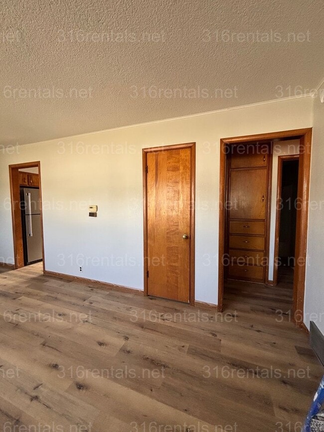 Building Photo - 2 bed 1 bath house available!