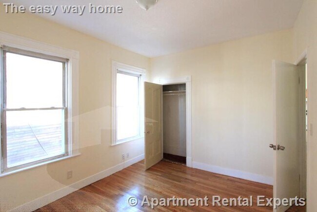 Building Photo - 569 Main St