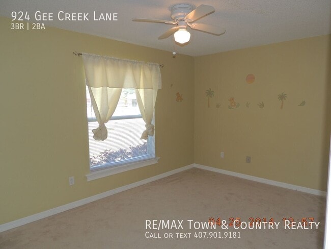 Building Photo - 924 Gee Creek Ln