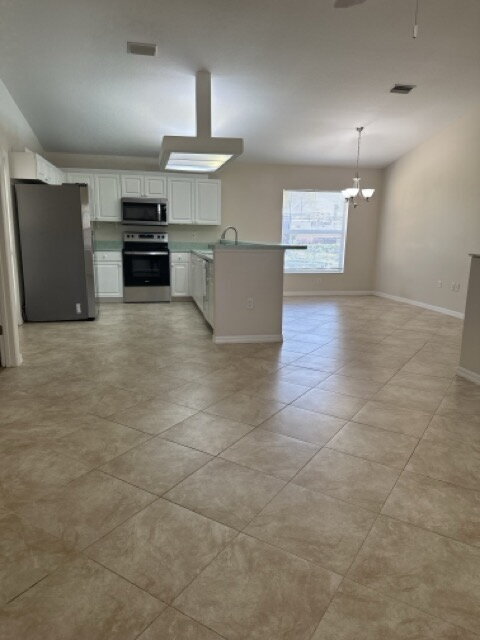 Building Photo - Spacious 2-Bed, 2-Bath Home in Venice with...