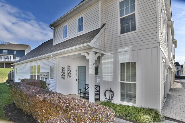 Building Photo - Beautiful Townhome in Arcona Community