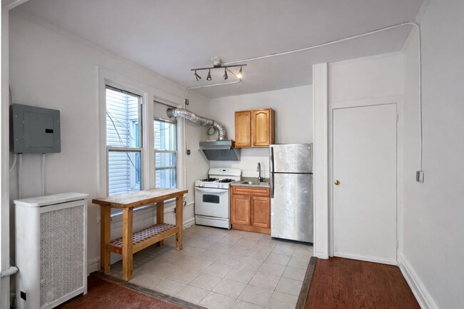 Building Photo - 96-13 Metropolitan Ave