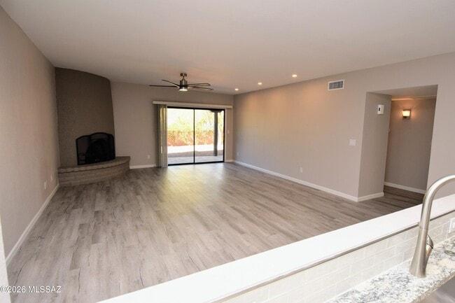 Building Photo - 4581 Cam Campero