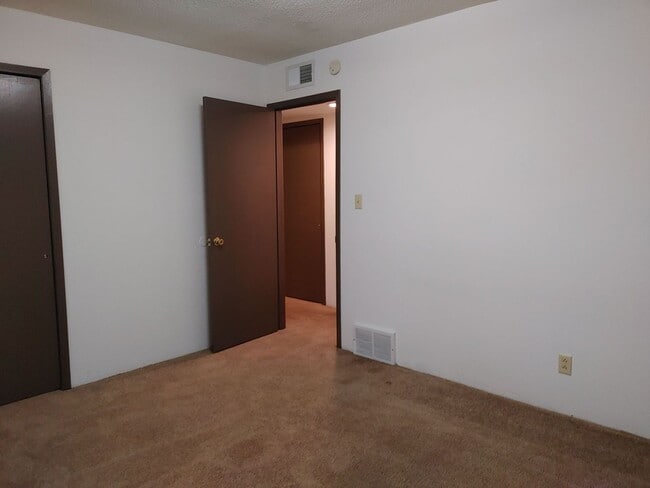 Building Photo - 616 Boxwood Dr