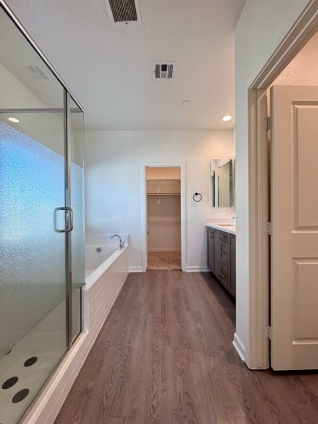 Building Photo - Stunning 2021 built 4 bedroom home for LEA...