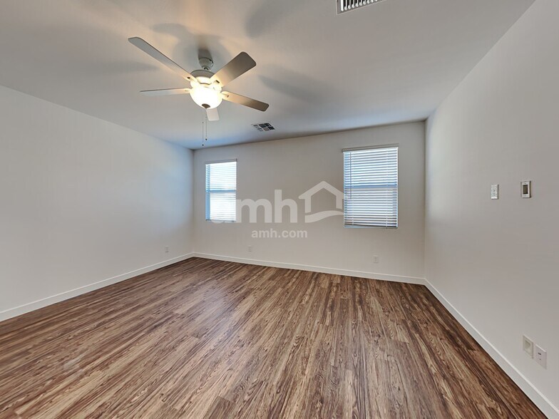 Building Photo - 4313 S 105th Dr