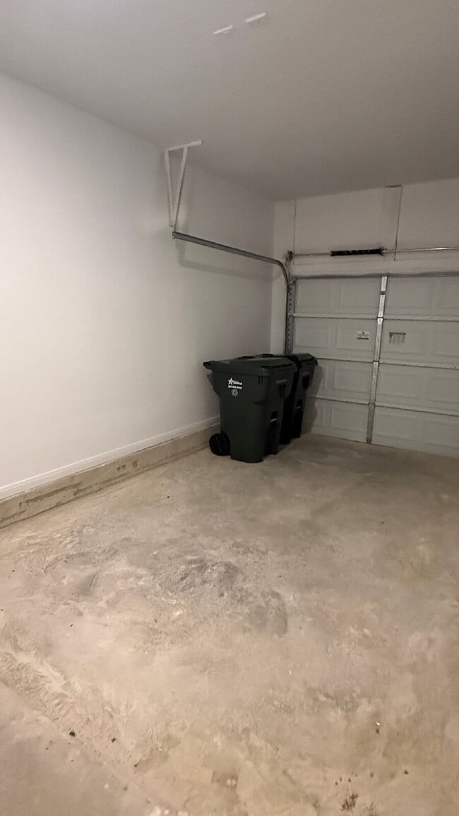 Building Photo - MOVE-IN SPECIAL: January rent FREE if moved in before February 1.