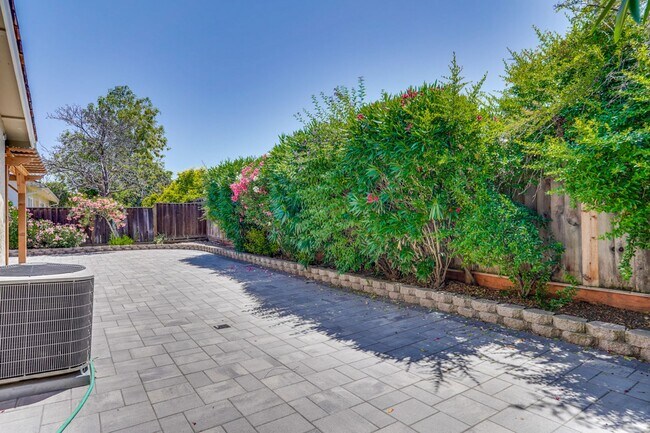 Building Photo - Bright and Spacious 3 Bed 2 Bath Single Fa...