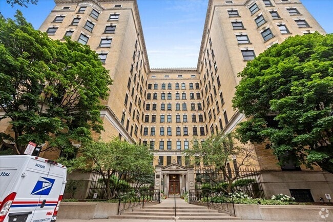 Building Photo - 559 W Surf St