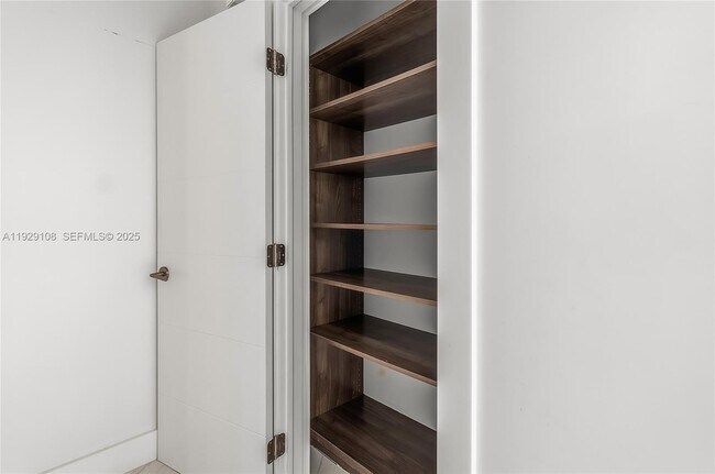 Building Photo - 345 Fairway Dr