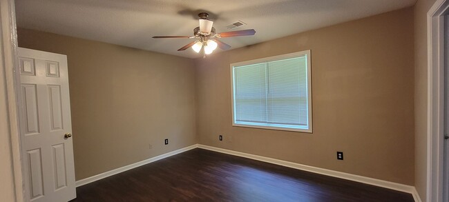 Building Photo - So CLEAN and AFFORDABLE~