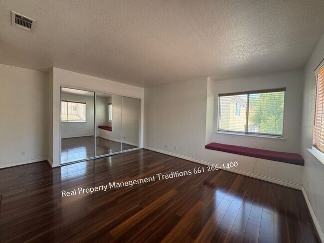 Building Photo - Stylish 3 Bed 2 Bath