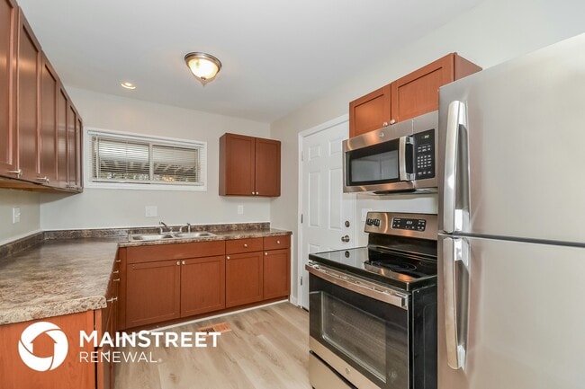 Building Photo - 8691 Bobolink Dr