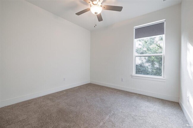 Building Photo - 1705 Roseburg Dr