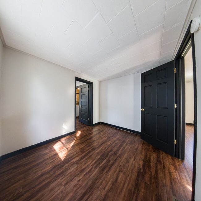 Building Photo - 2 Bedroom 1 Bath 1 Stall Garage For Rent