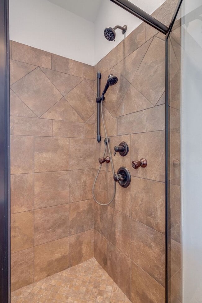 Building Photo - Stunning 3BE/2.5BA home in the heart of Ho...