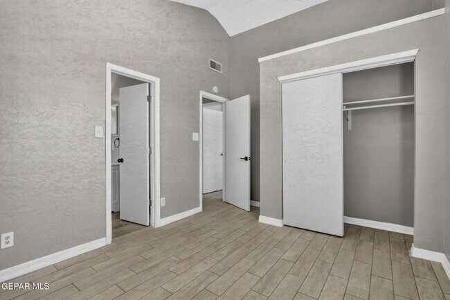 Building Photo - 9128 Bur Oak Cir