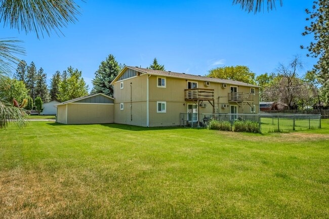 Building Photo - 2 bed 1 bath apartment (4plex building)