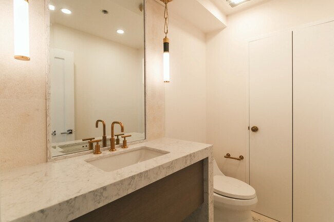 Powder Room - 10430 Wilshire Blvd