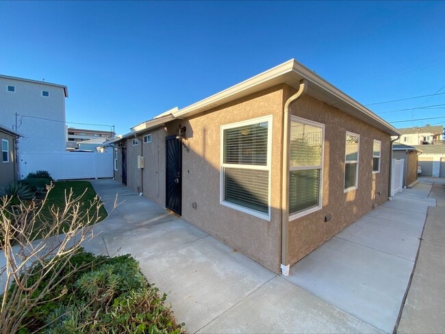 Building Photo - 1 Block from the Beach! Apartment Home in Ocean Beach! Private Garage! Private Patio!