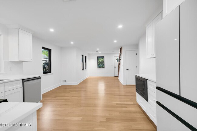 Building Photo - 516 River Rd