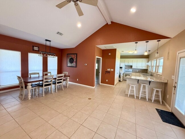 Building Photo - Peaceful country living on 10 acres!