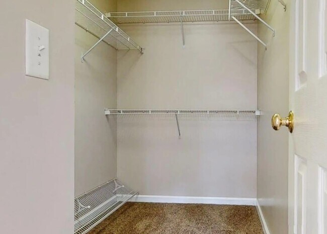 Building Photo - 10 Valley View Ct