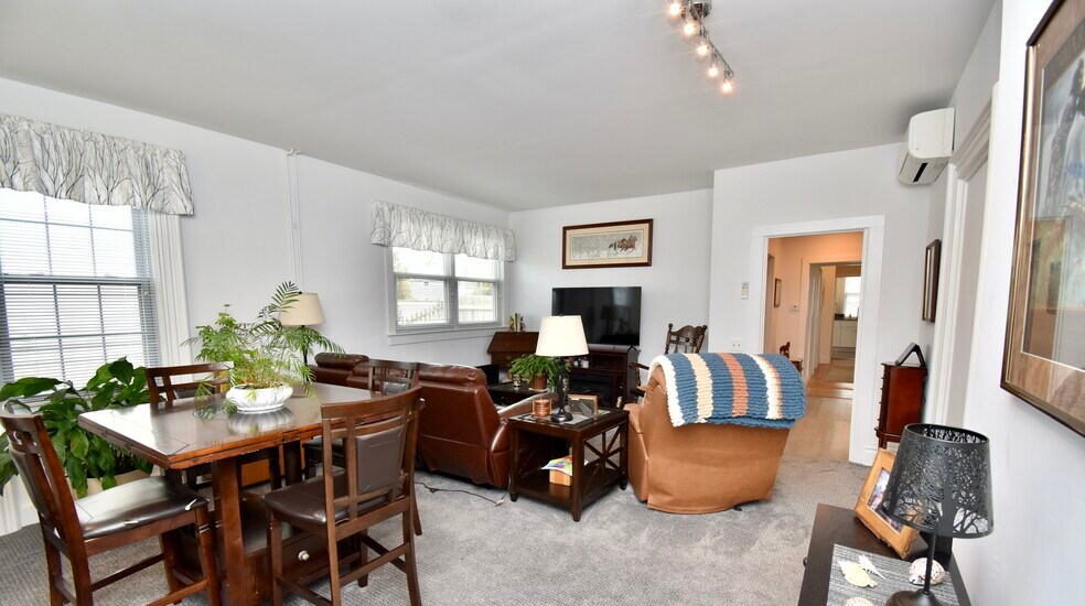 Building Photo - 4 Elm St