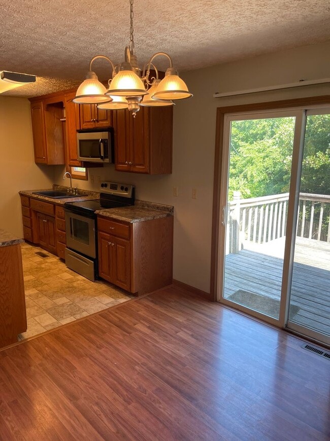 Building Photo - Available December 21st! SPACIOUS & PET FR...