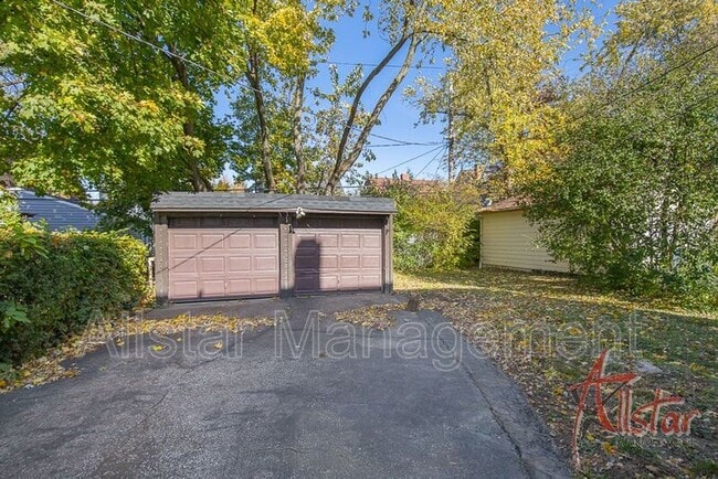 Building Photo - 3575 Grosvenor Rd