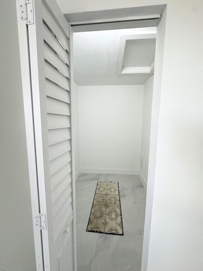 Building Photo - 10033 Winding Lake Rd