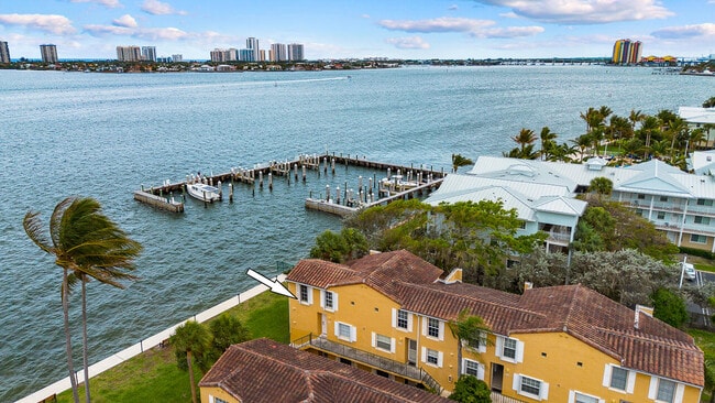 Building Photo - 1060 Lake Shore Dr