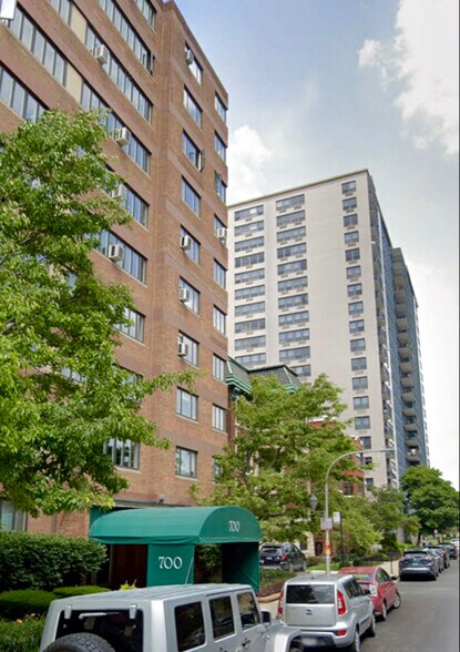 Building Photo - 700 W Bittersweet Pl