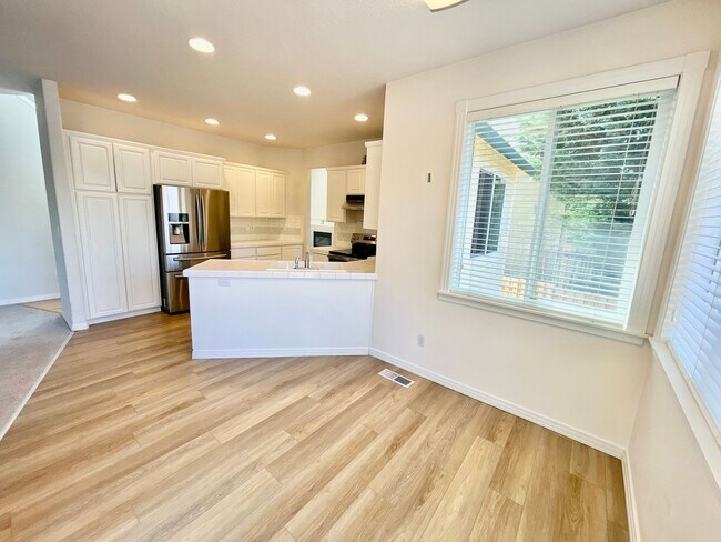 Building Photo - Stylish Bull Mountain Home – 3 Bed, 2.5 Ba...