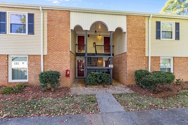 Building Photo - *MOVE IN READY* 3 Bed, 2 Bath Condo, Close to Uptown!!!